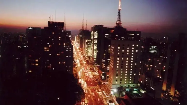 Avenida Paulista completa 129 e ganha decoração natalina