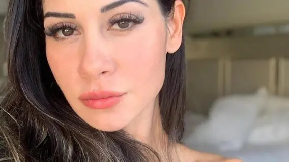 Mayra Cardi ensina tira calcinha para ensinas poses para foto