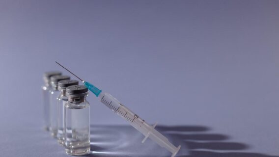 Covid-19: Países mais ricos acumulam vacina e os mais pobres ficam para trás, diz pesquisa