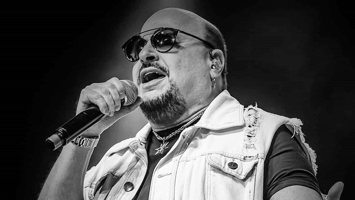 Na imagem Paulinho, vocalista do Roupa Nova