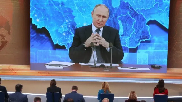 Covid-19: Putin diz que ainda não tomou vacina russa porque é muito velho