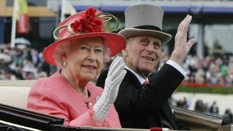 Covid-19: Rainha Elizabeth e Príncipe Philip serão vacinados por primeiro no Reino Unido