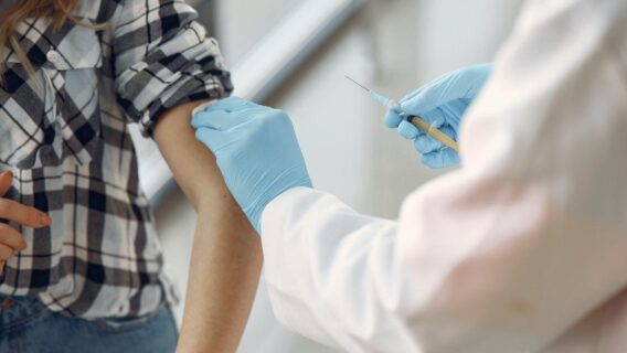 Reino Unido aprova vacina da Pfizer e aplicação começa na próxima semana