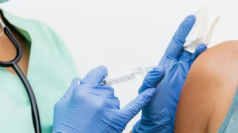 Reino Unido começa a vacinar contra a covid-19