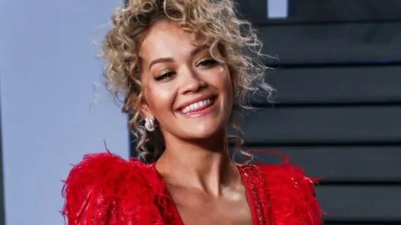 Rita Ora pede desculpas por violar restrições da covid-19 novamente
