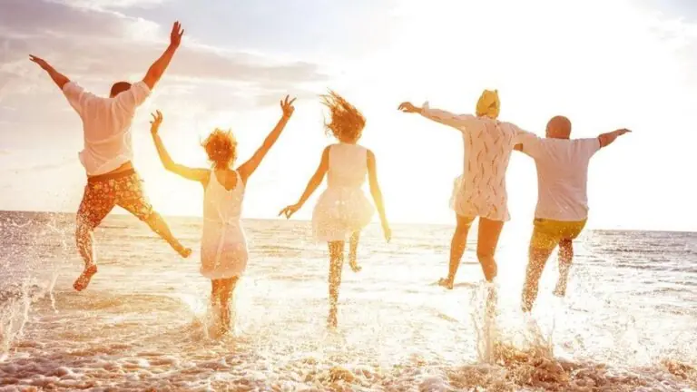 Pular 7 ondas no réveillon: saiba como nasceu o ritual de ano novo