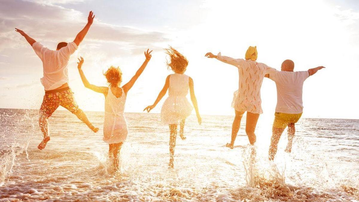 Na imagem pessoas na praia para ilustar lista de ritual das sete ondinhas