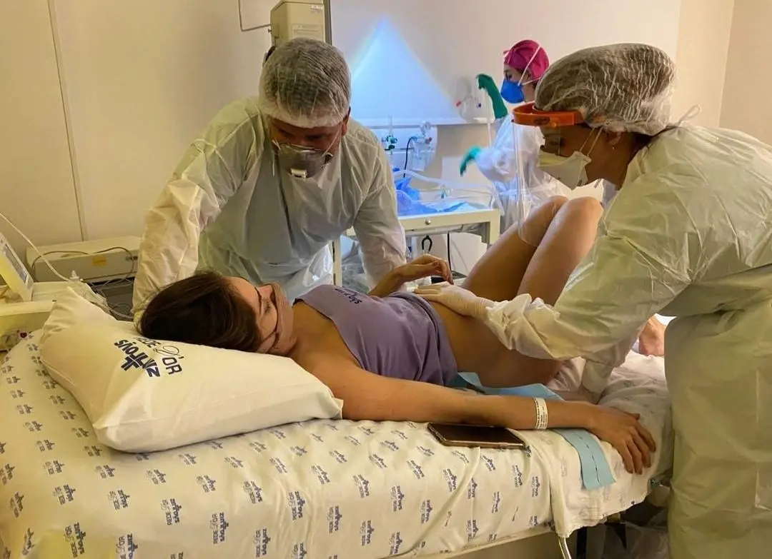 Imagem mostra parto de Romana Novais