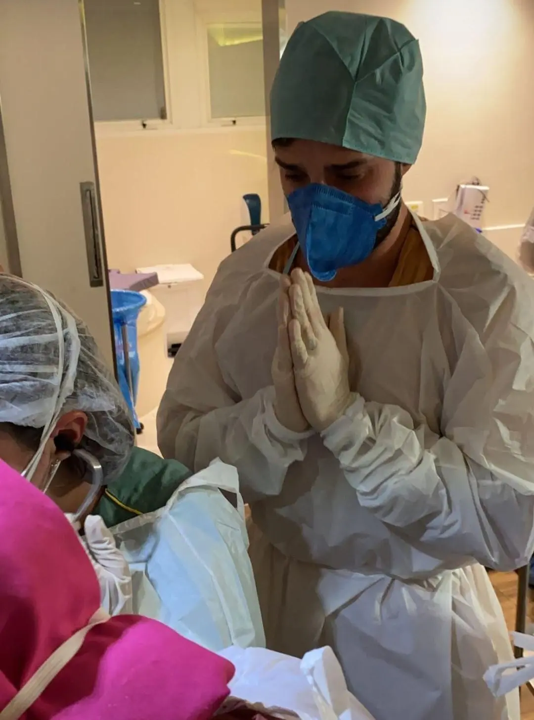 Imagem mostra DJ Alok com as mãos em prece durante o parto da esposa