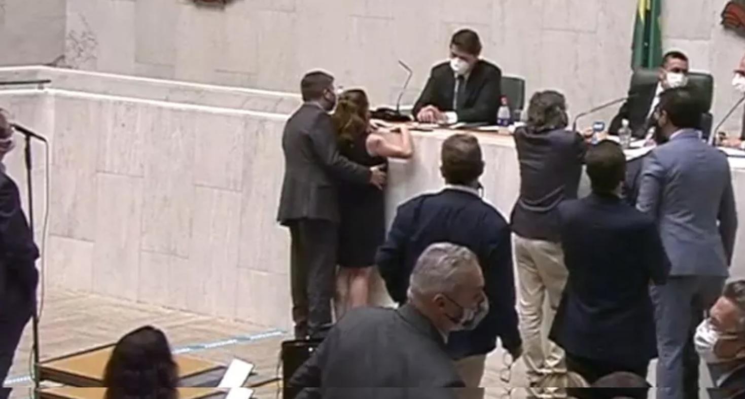 Isa Penna registra boletim de ocorrência por conta de assédio