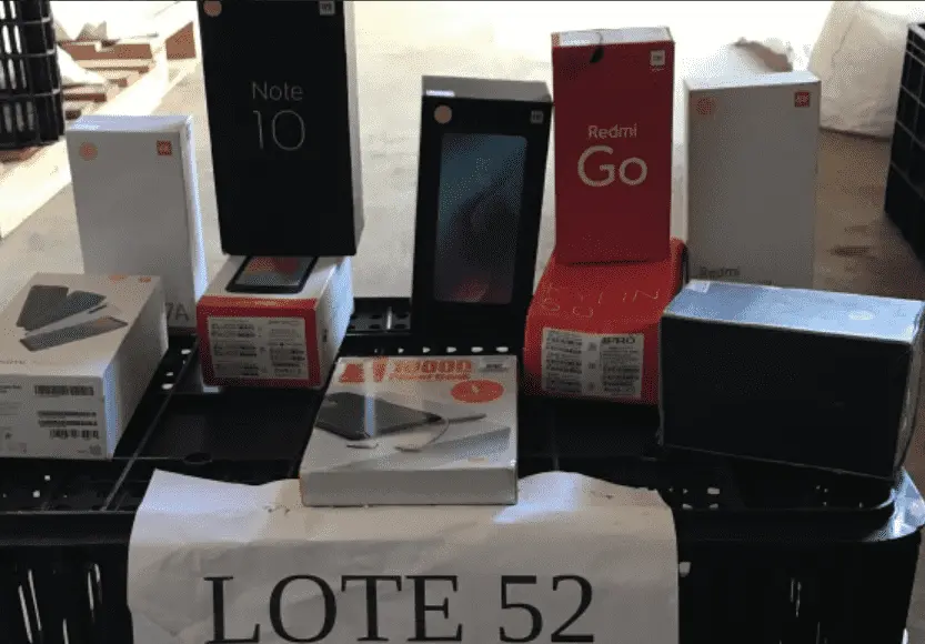 Foto mostra lote com celulares no leilão da receita 