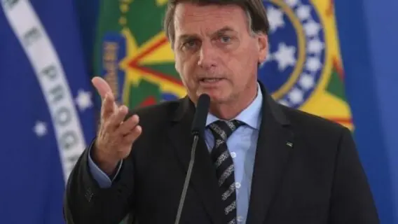 ‘Não dou bola pra isso’, diz Bolsonaro sobre vacina no Brasil