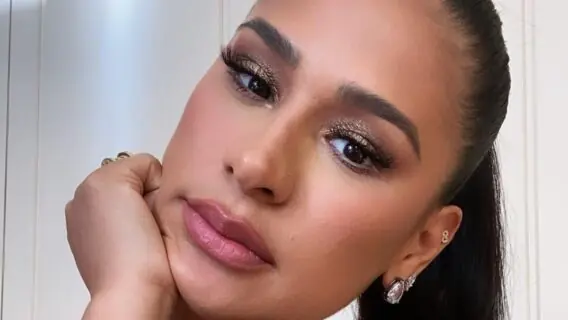 Fã pede calcinha de Simone e cantora rebate: ‘toma vergonha’