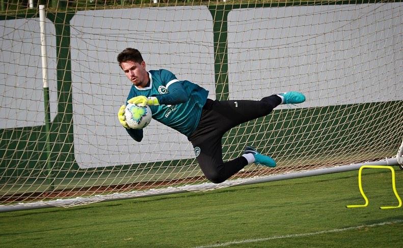 Imagem mostra goleiro do Goiás, Tadeu.