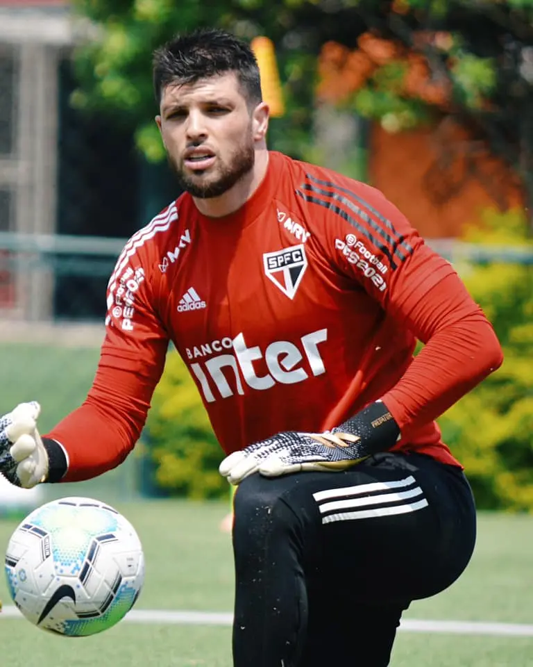 Imagem mostra goleiro do São Paulo, Tiago Volpi. 