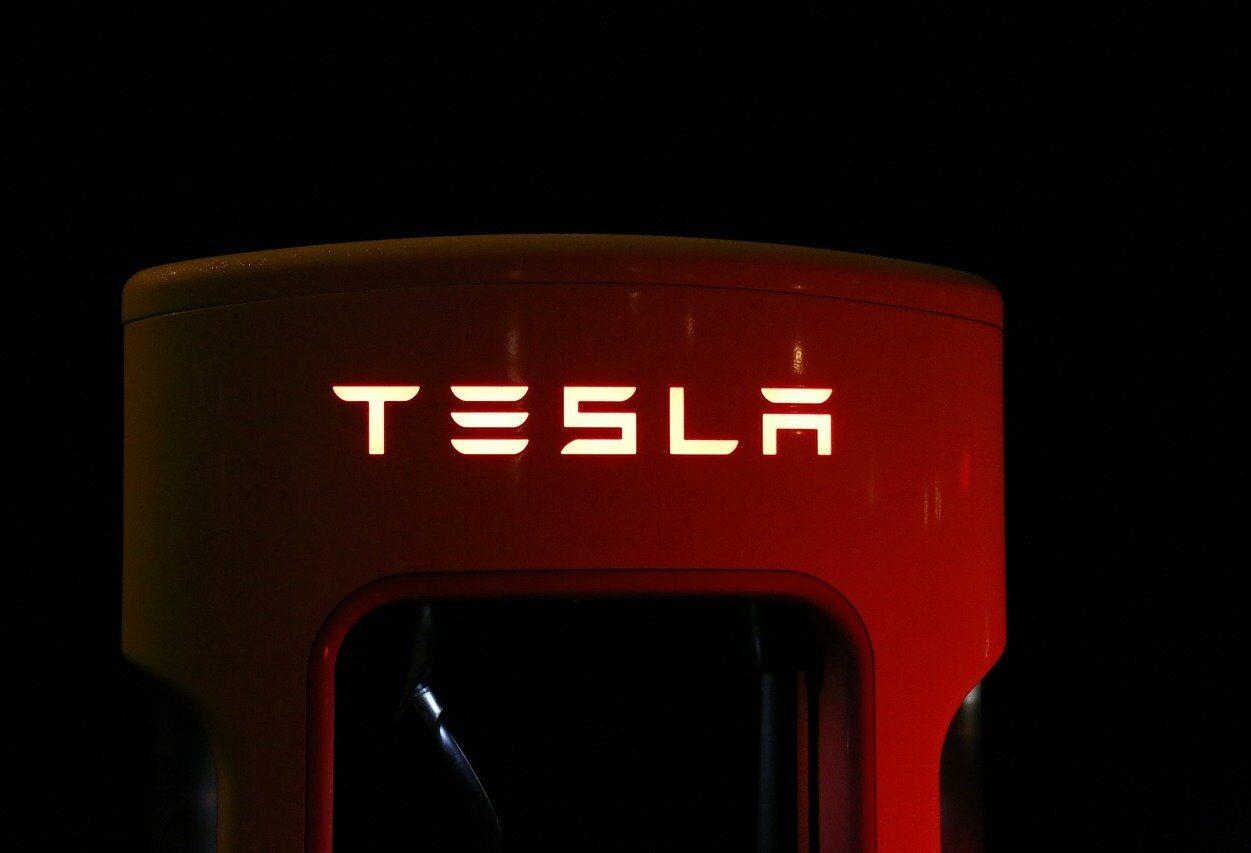 matéria fala sobre o resultado da Tesla no primeiro trimestre de 2021 ue teve ganho recorde para o trimestre
