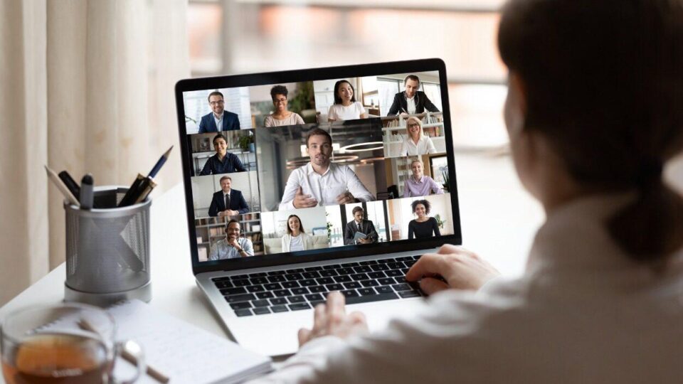 matéria fala sobre investimento da Zoom em novas aplicações de startups para sua plataforma