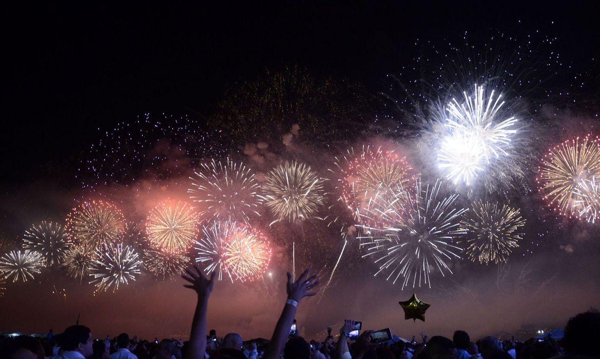 Festas de fim de ano: queima de fogos na praia