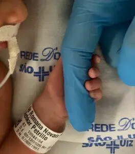 Na imagem Alok em visita a filha, Raika