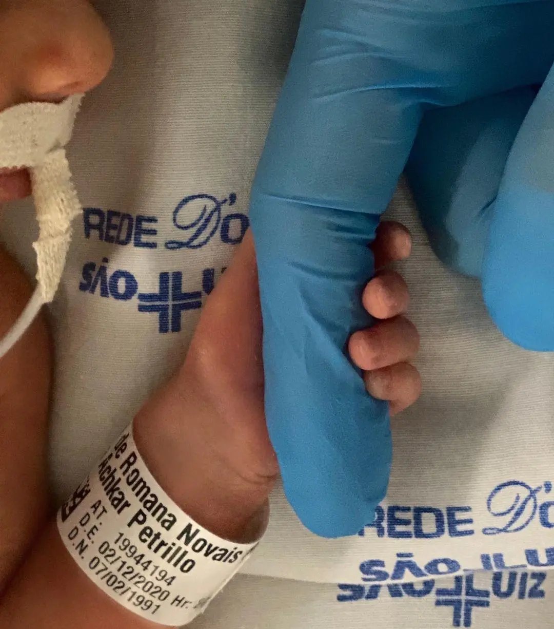 Na imagem Alok em visita a filha, Raika