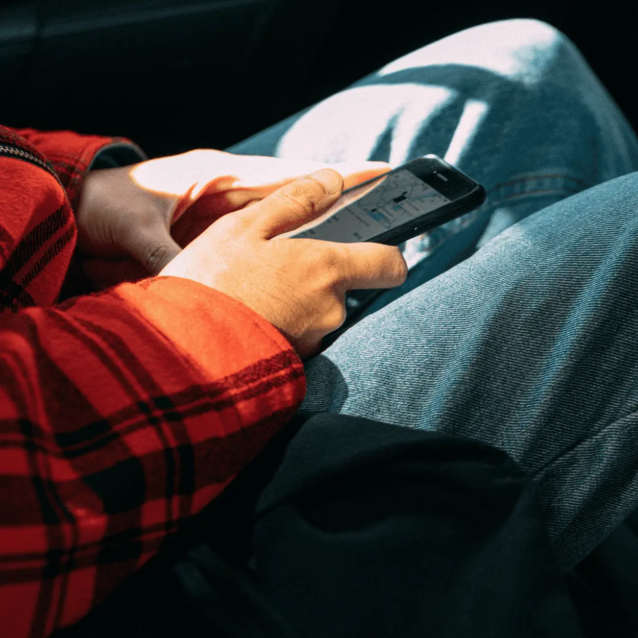 homem acessando aplicativo aplicativos de finanças