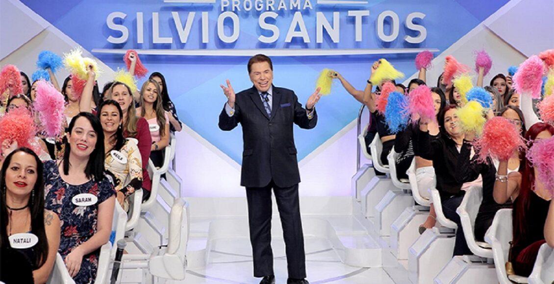 A imagem mostra Silvio Santos apresentando seu programa NO sbt