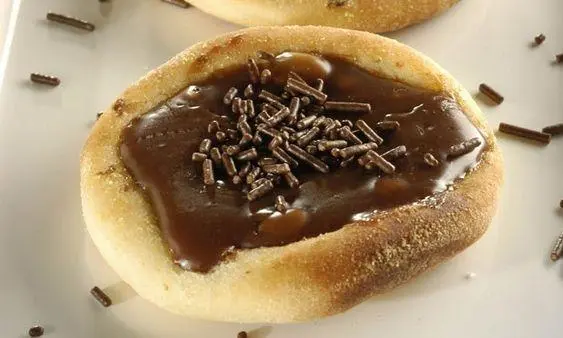 Imagem mostra esfiha de brigadeiro