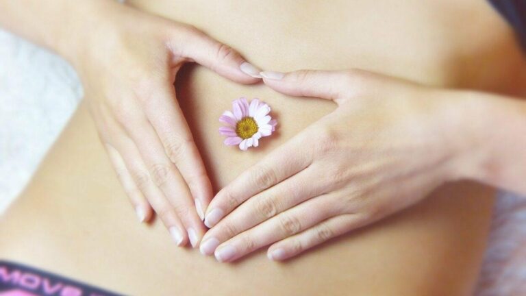 Ritual de autocuidado com argila, chá e meditação