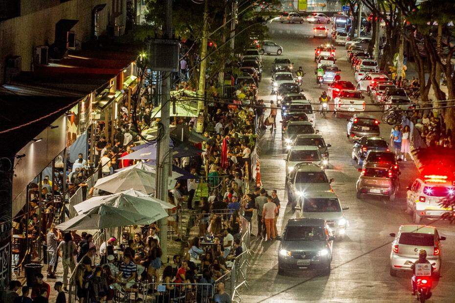 Covid-19 em BH: prefeito proíbe consumo de bebidas alcoólicas em bares e restaurantes