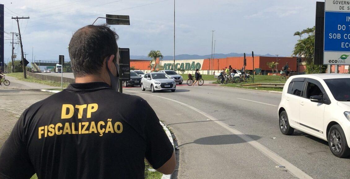 Bloqueios no Guarujá: policial fiscaliza barreira