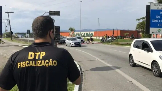 Bloqueios no Guarujá: prefeitura impede entrada de ônibus turísticos