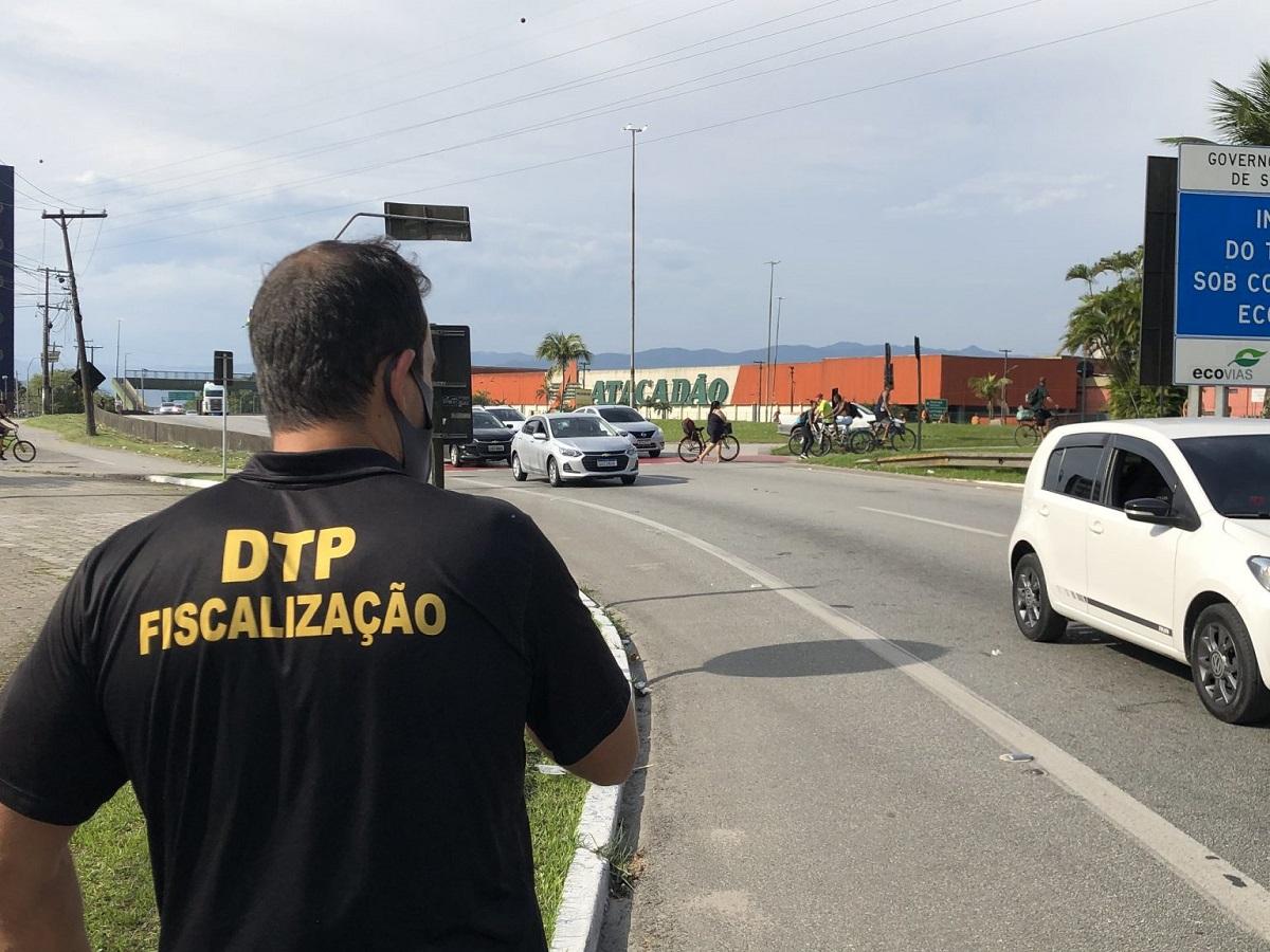 Bloqueios no Guarujá: policial fiscaliza barreira