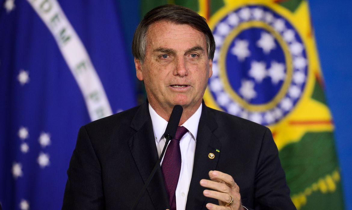 Bolsonaro assina MP que libera R$20 bilhões para vacinação contra Covid-19