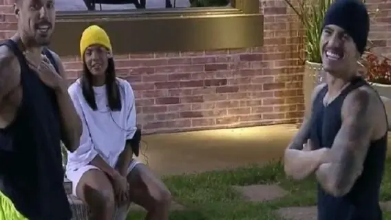 A Fazenda 12: Biel e Lipe quebram regra e conversam com câmera