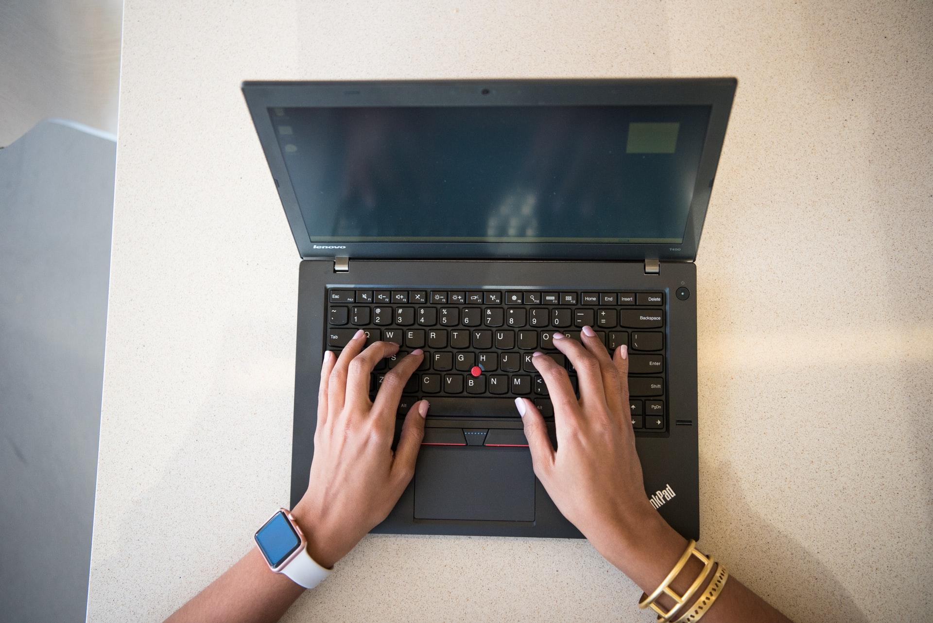 Mulher usando notebook