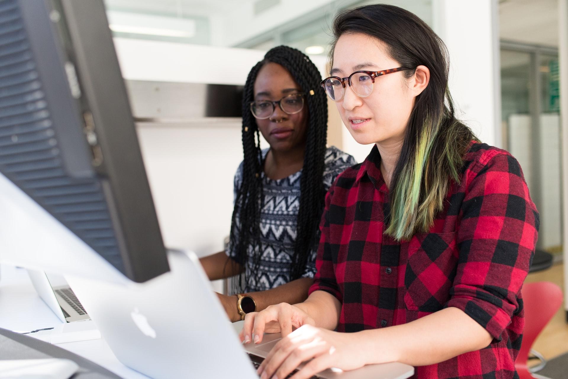 Duas mulheres trabalhando em frente a computador. Empregos em 2021