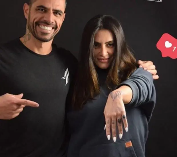 Imagem mostra tutagem da Cleo