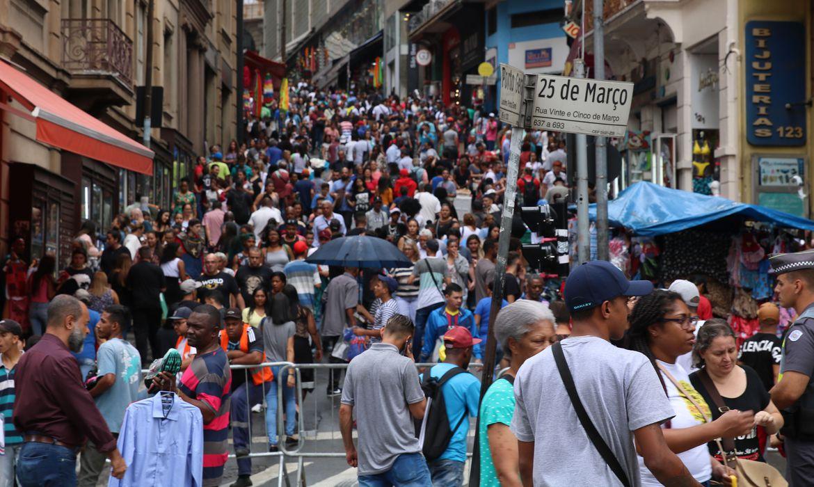 Imagem mostra rua 25 de março em matéria de são paulo covid-19