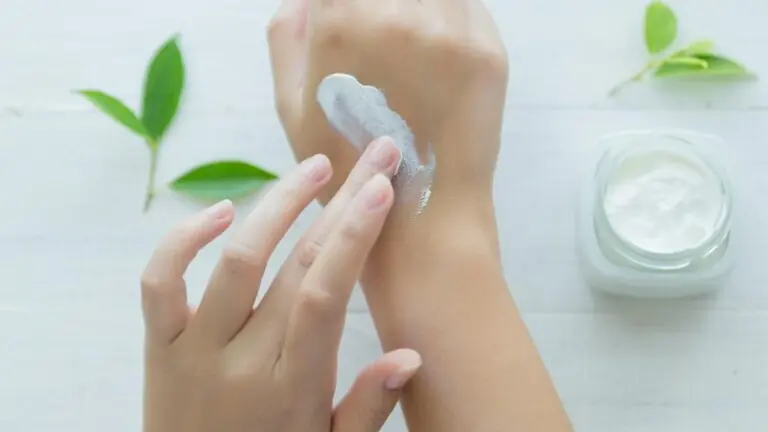 Como cuidar da pele seca: dicas simples para recuperar o viço e a hidratação