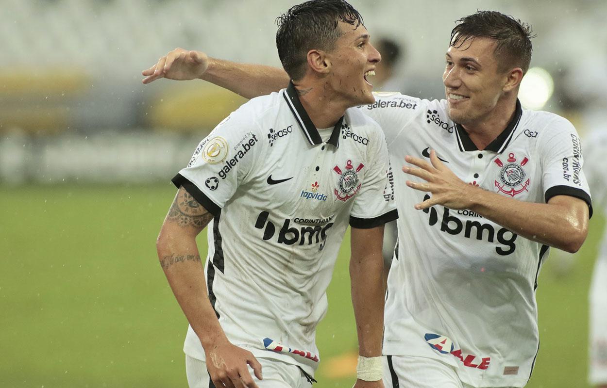 Corinthians vence Botafogo e se aproxima da zona da Libertadores