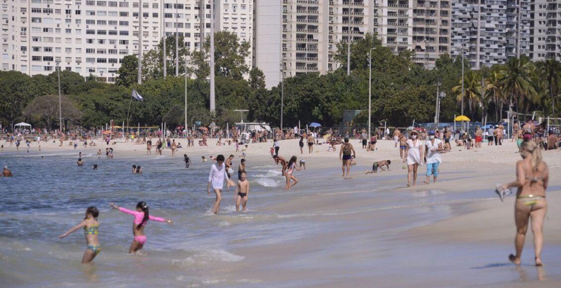 Fase amarela no Guarujá: banhistas aproveitam calor na praia