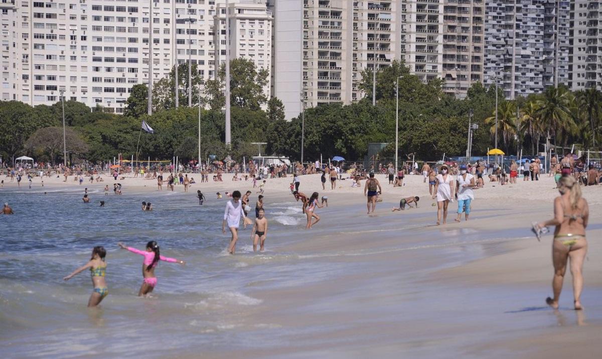 Fase amarela no Guarujá: banhistas aproveitam calor na praia