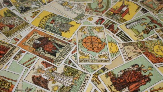 Tarot Semanal 28/12: Escolha uma carta e receba um conselho divino