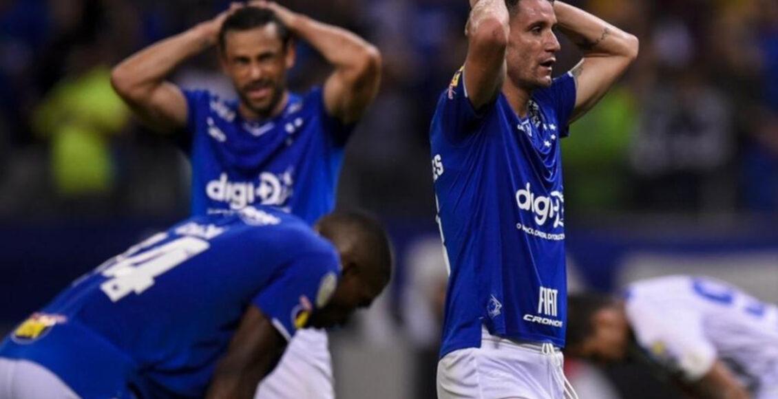 Jogadores do Cruzeiro lamentam: time entrou para a lista dos clubes que sofreram rebaixamentos no Brasileirão