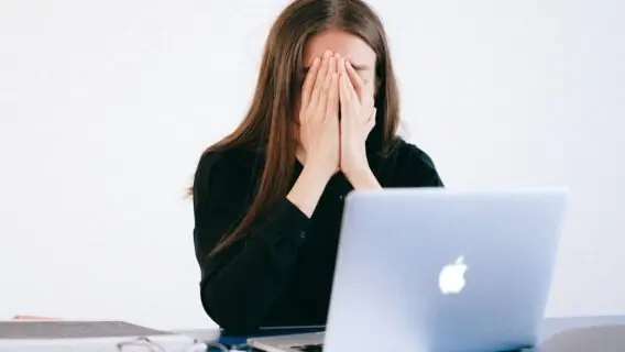 Curving: conheça o novo golpe das paqueras digitais sem compromisso