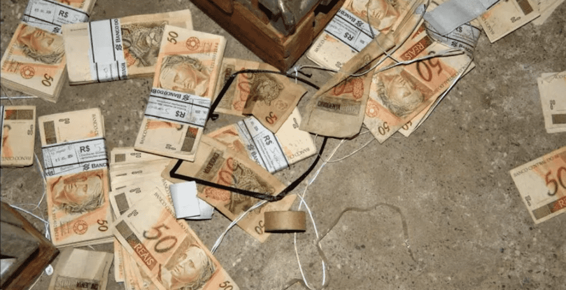 bolos de dinheiro jogados no chão