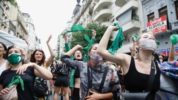 Câmara dos deputados aprova descriminalização  do aborto na Argentina