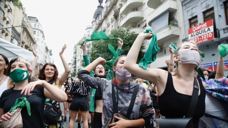 Câmara dos deputados aprova descriminalização  do aborto na Argentina