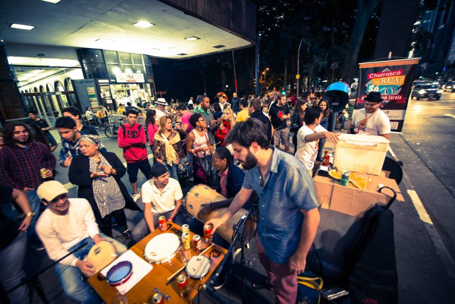 Samba com churrasco na Avenida Paulista