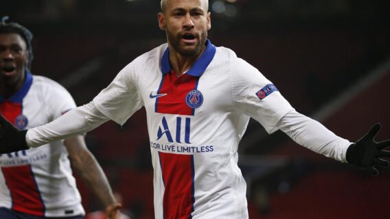 Neymar faz 2, PSG vence United e decide na última rodada